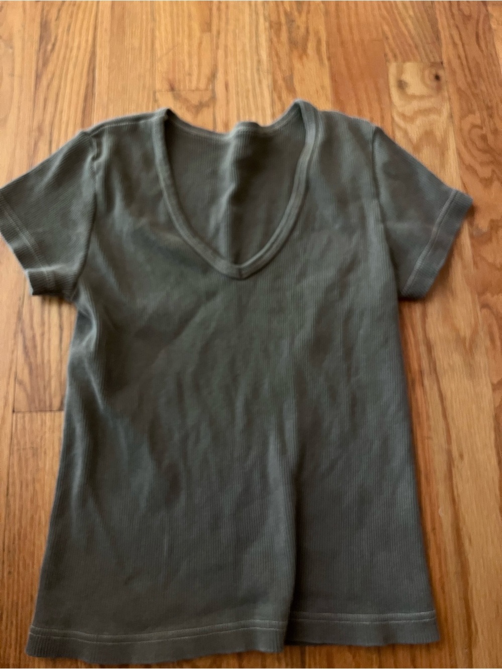 V-Neck Short Sleeve Ribbed Tee in ash gray